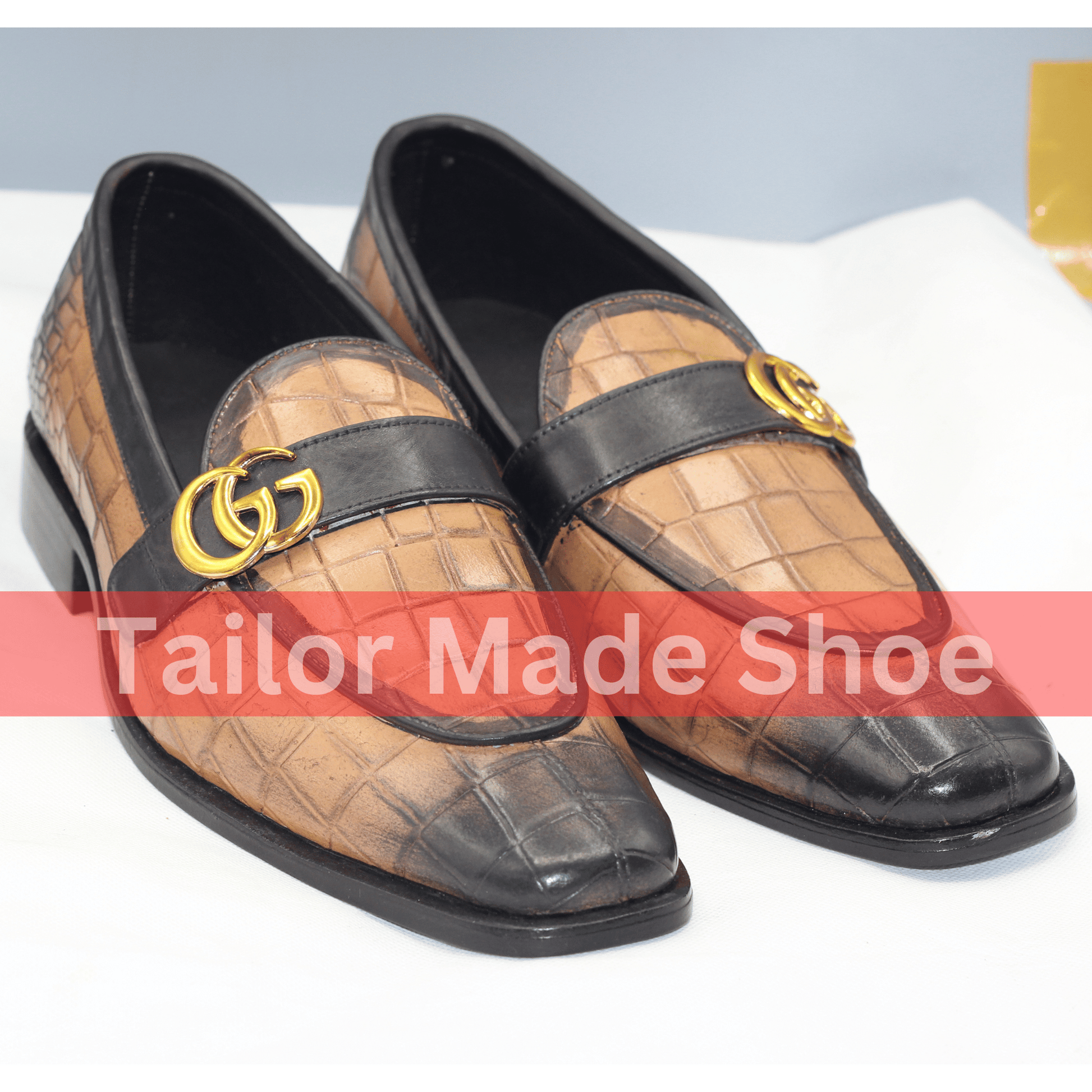 Luxury Handmade Tan Crocodile Loafers with Gold Accent – Bespoke Unisex Leather Shoes Custom-Made Tan Loafers with Gold Detail – Sophisticated Handmade Fashion Footwear