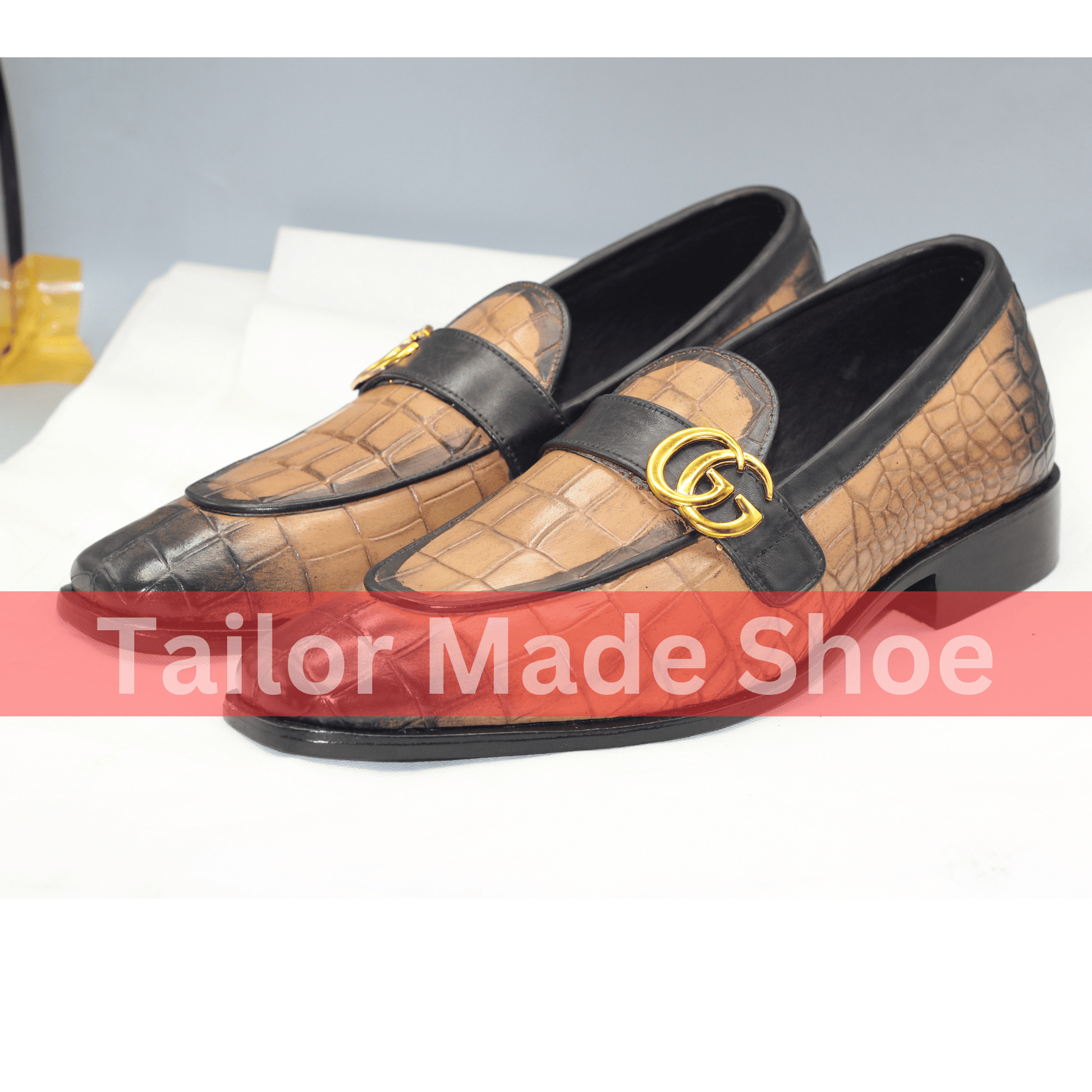 Luxury Handmade Tan Crocodile Loafers with Gold Accent – Bespoke Unisex Leather Shoes Custom-Made Tan Loafers with Gold Detail – Sophisticated Handmade Fashion Footwear