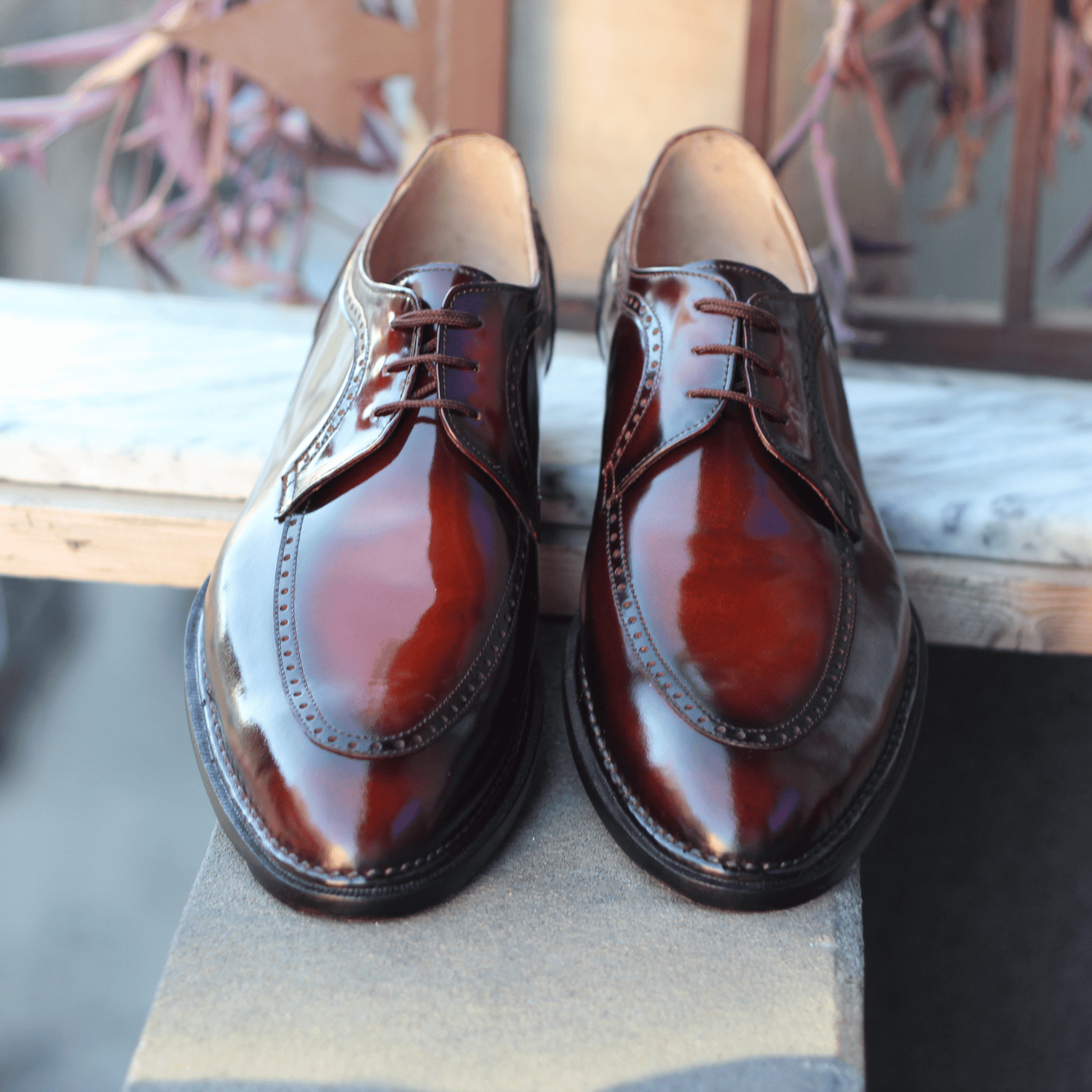 mens brown patent leather dress shoes Elegant Men's Cognac Patent Leather Oxford Shoes with Lace-Up Detail - Perfect for Formal Occasions 2026