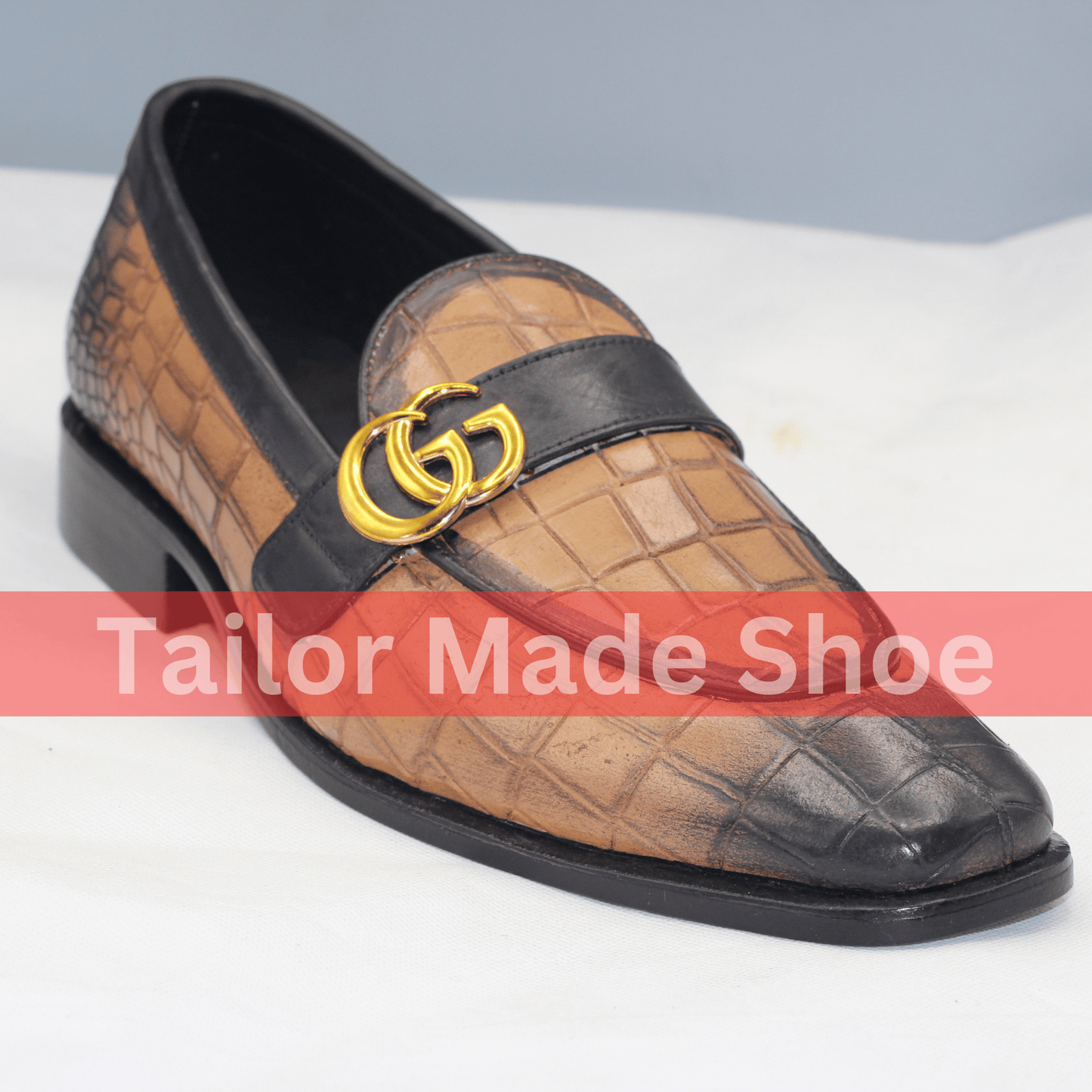 Luxury Handmade Tan Crocodile Loafers with Gold Accent – Bespoke Unisex Leather Shoes Custom-Made Tan Loafers with Gold Detail – Sophisticated Handmade Fashion Footwear