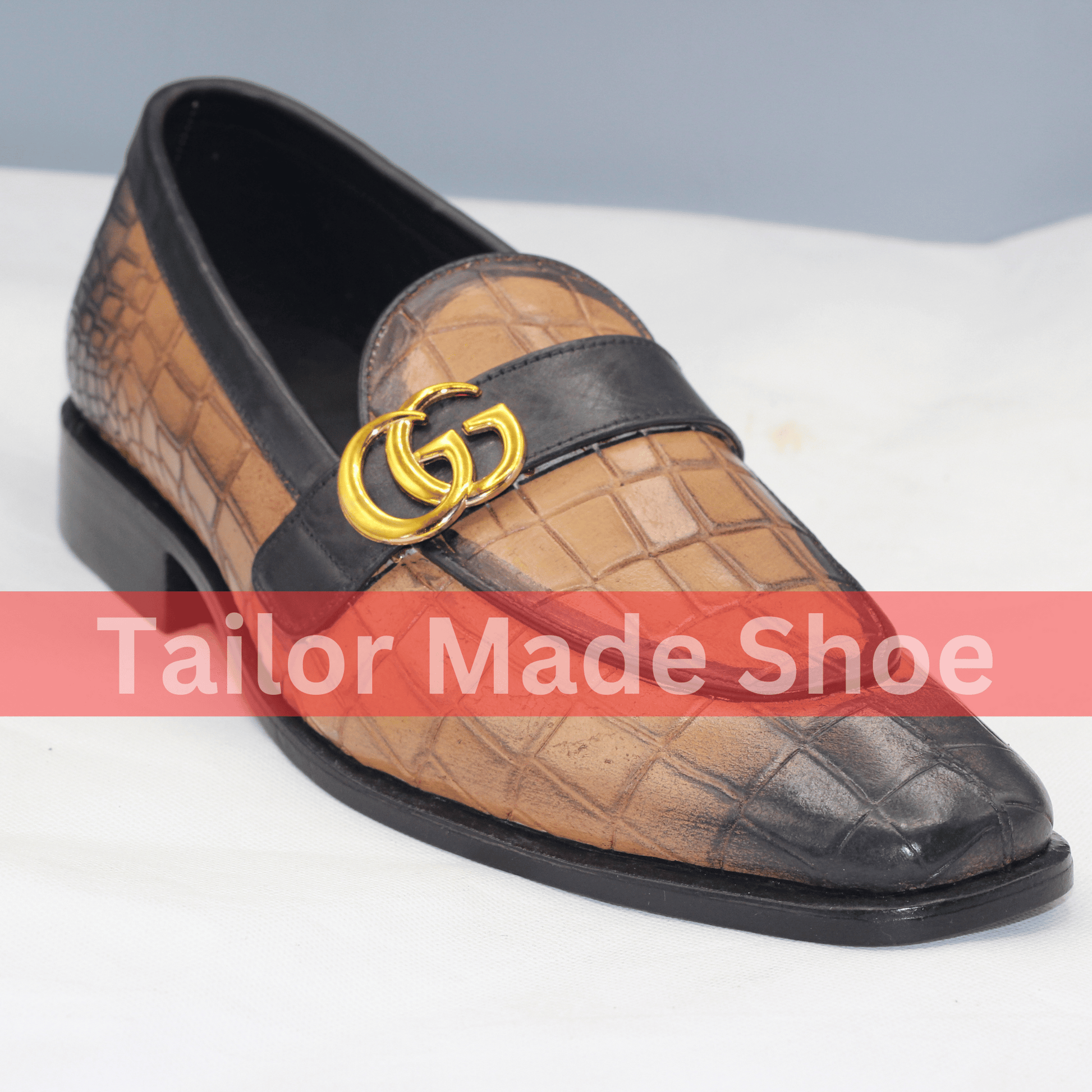 Luxury Handmade Tan Crocodile Loafers with Gold Accent – Bespoke Unisex Leather Shoes Custom-Made Tan Loafers with Gold Detail – Sophisticated Handmade Fashion Footwear